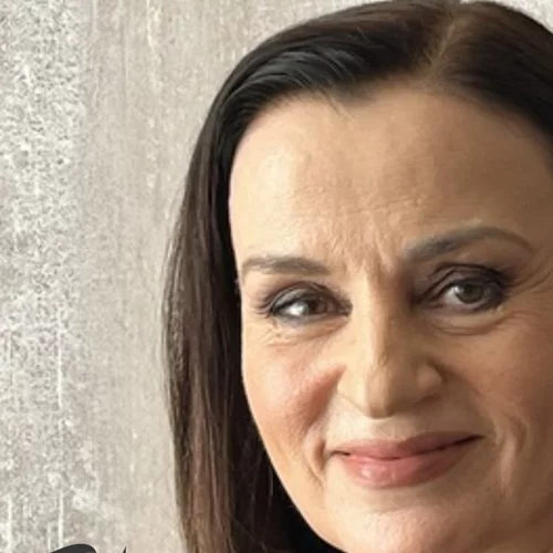 Σε ποιο θεατρικό φεστιβάλ είναι τιμώμενη η Καρυοφυλλιά Καραμπέτη;