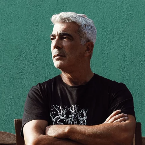 Ο Δημήτρης Μυστακίδης μας προσκαλεί σε μια "ιερή" μουσική συνάντηση στον Σταυρό του Νότου