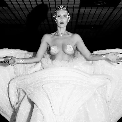 240791: Η Ελένη Καββάδα γράφει ιστορία με ένα ασυνήθιστο haute couture brand