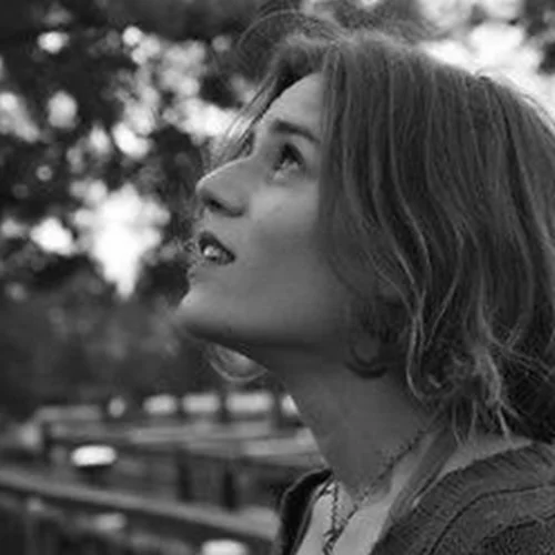 Εβδομάδα Ποίησης στο Αθηνόραμα: Η Δήμητρα Αγγέλου απαντά σε 10 ερωτήσεις