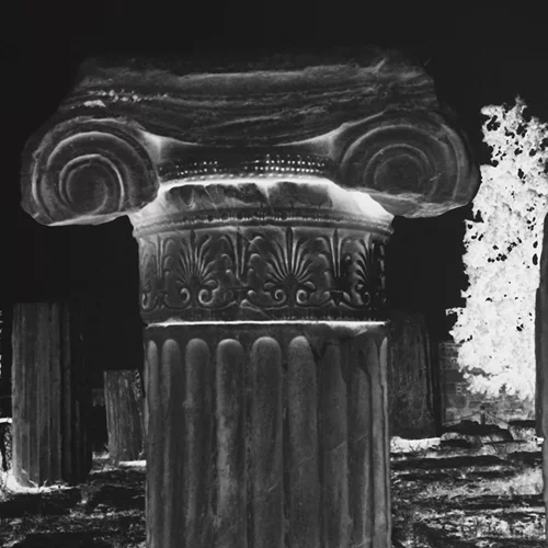 "Fragments of Time Past": Η Vera Lutter επιστρέφει στην Αθήνα φωτογραφίζοντας αρχαιοελληνικά μνημεία