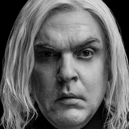 "Είμαι η γυναίκα μου": Ο Λουδάρος ερμηνεύει τον συγκλονιστικό μονόλογο μιας τρανς στην Ανατολική Γερμανία