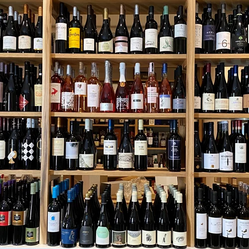 Καινούργιο και εντυπωσιακό "Warehouse" στην Πλάκα