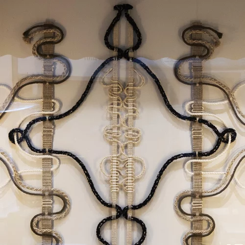 "Υφαντογραφήματα": Ωδή στη γυναικεία χειροτεχνία