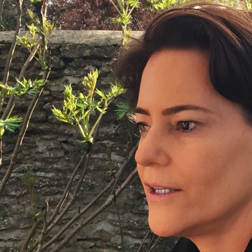 Η Martine d'Anglejan-Chatillon συζητά με την Αφροδίτη Γκόνου για τέχνη, AI και gaming στο Μουσείο Κυκλαδικής Τέχνης