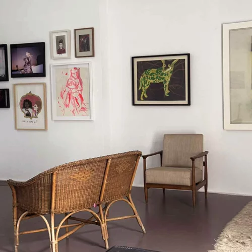 Η νέα έκθεση της Ρεβέκκας Καμχή σε καλεί να δεις τα σαλόνια "αλλιώς"