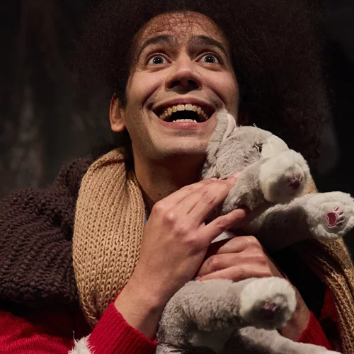 Η "Άζζα" κουβαλάει έναν κόσμο που δεν χωρά σε κατηγορίες