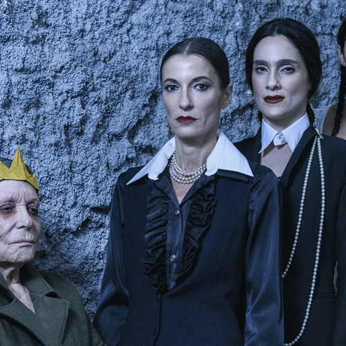 "Βασιλιάς Ληρ" με τη Μπέττυ Αρβανίτη: Δείτε πρώτες φωτογραφίες και τρέιλερ της παράστασης που σκηνοθετεί ο Στάθης Λιβαθινός