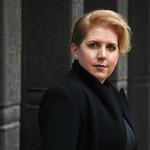 Μέσα στο σκοτεινό λογοτεχνικό σύμπαν της Κλερ Μάκιντος