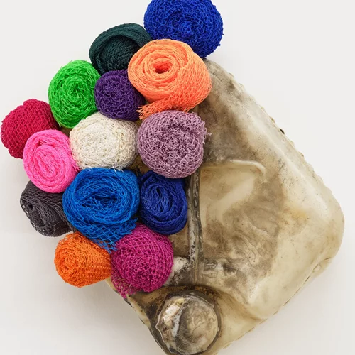 Romuald Hazoumè: "Για πολλά από τα προβλήματα του σύγχρονου κόσμου υπεύθυνοι είναι οι άνδρες"