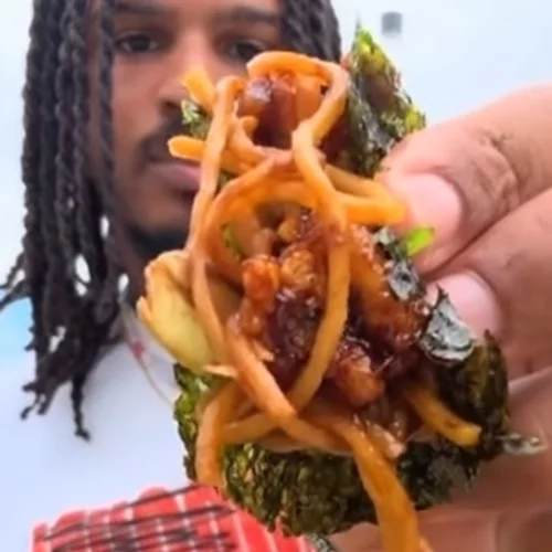 Από πού πηγάζει η εμμονή μας να βλέπουμε άλλους να τρώνε στα social media;