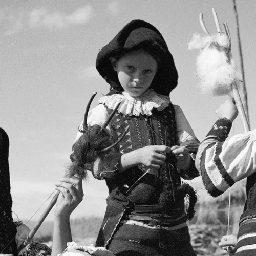 Το Μουσείο Μπενάκη αφηγείται τη "λησμονημένη ιστορία των ξυλόγλυπτων υφαντικών εργαλείων"