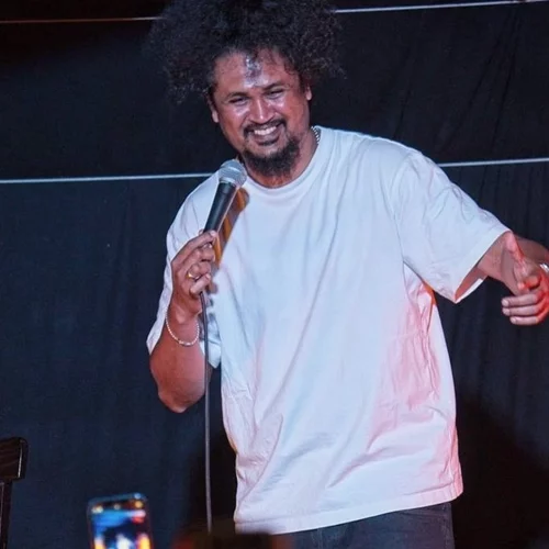 Ο stand up comedian Μαλίντα Περέρα έρχεται για πρώτη φορά στην Ελλάδα με την παράσταση "Not a drug dealer"