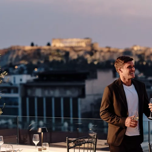 "Titania Hotel": Γιορτινές γεύσεις με θέα στην Ακρόπολη