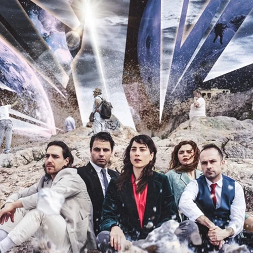 "Raised in Captivity": Μια παράσταση για το πώς ζει σήμερα ο άνθρωπος του "πολιτισμένου" κόσμου έρχεται στο Θέατρο "Μπέλλος"