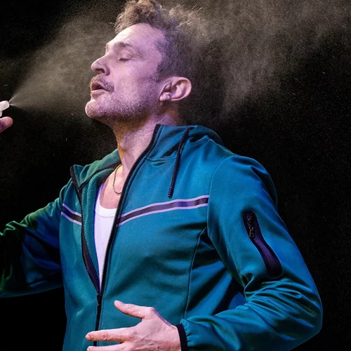 "Vanya": Ρεσιτάλ υποκριτικής από τον Γιώργο Καραμίχο στη sold out παράσταση