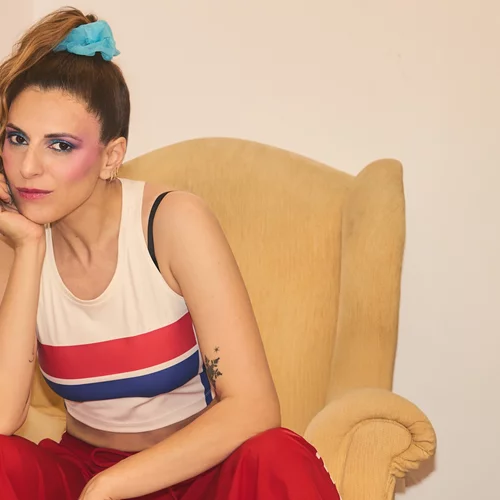 Η Angelika Dusk ξεσηκώνει την Αθήνα με 80s ρυθμούς