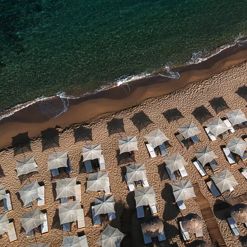 Cocktails με θέα το Ιόνιο και άρωμα Μεσσσηνίας σε ένα ιδιαίτερο beach bar