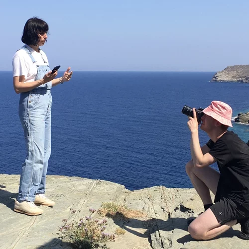 Κι όμως, η Σtella πρωταγωνιστεί σε μιούζικαλ γυρισμένο στη Σίφνο