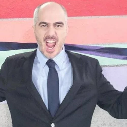 "Πόσο χρόνο έχω;"- Ο Βαγγέλης Χαρισόπουλος σε μια stand up παράσταση που μιλάει για όλα