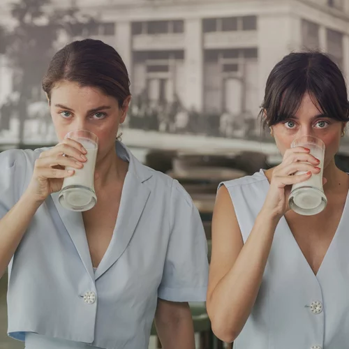 Οι νέες Τζωρτζίνα Λιώση και Νάνσυ Μπούκλη παίζουν και σκηνοθετούν στο Θέατρο του Νέου Κόσμου