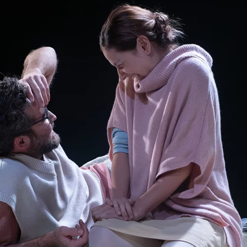 "Δωμάτιο του παιδιού": Ένα έργο που μιλά για την τραγικότητα της ύπαρξής μας στο Θέατρο του Νέου Κόσμου