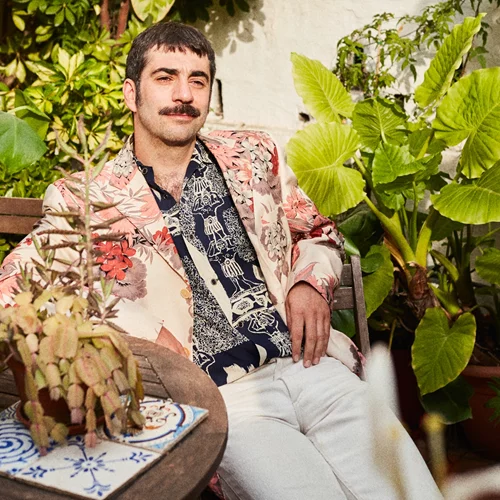 Δύο queer pop δυνάμεις καταλαμβάνουν την ταράτσα του Ρομάντσο