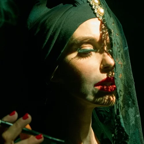 Στη "Γυναίκα της Γκουέρνικα" το θέατρο συνυπάρχει με την εικαστική τέχνη