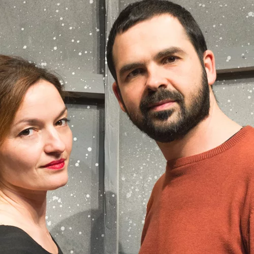 Γιατί μια θεατρική παράσταση καλεί τα παιδιά να σβήσουν το φως;