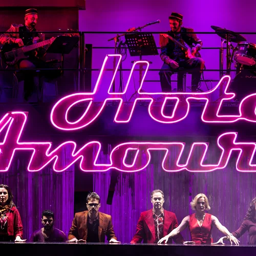 "Hotel Amour": Το πολυσυζητημένο μιούζικαλ στο Spotify και στη σκηνή του Θεάτρου Ακροπόλ