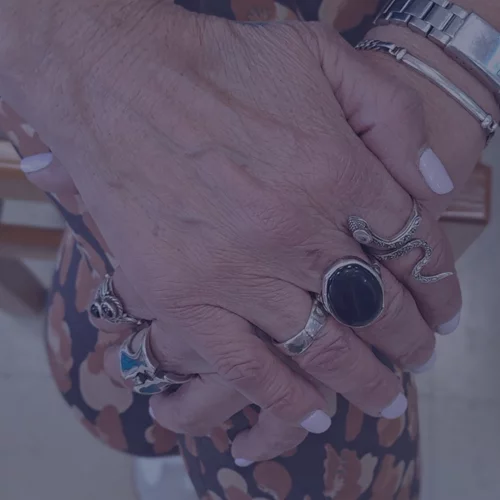 Τι ιστορίες έχουν να μας πουν 12 γυναίκες άνω των 60 ετών;