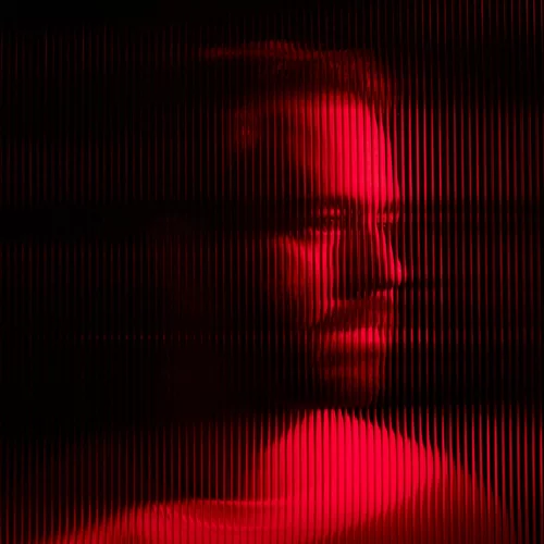 Ο Theodore παρουσιάζει το πολυαναμενόμενο άλμπουμ του "FIRE"