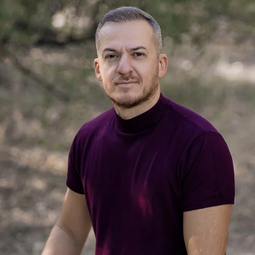 Πάνος Δημάκης: "Η εξουσία είναι ναρκωτικό" λέει μιλώντας για το νέο του βιβλίο "Το ποτάμι των χίλιων τυφλών"