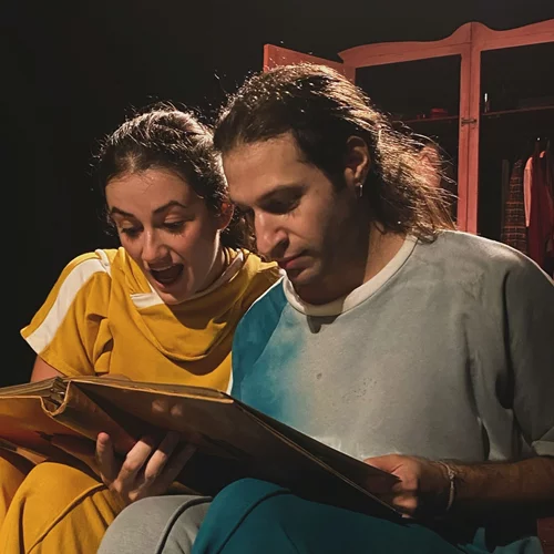 "Τι είναι αυτό;": Μια παιδική παράσταση γεμάτη δράση και χιούμορ που εγείρει ερωτήματα