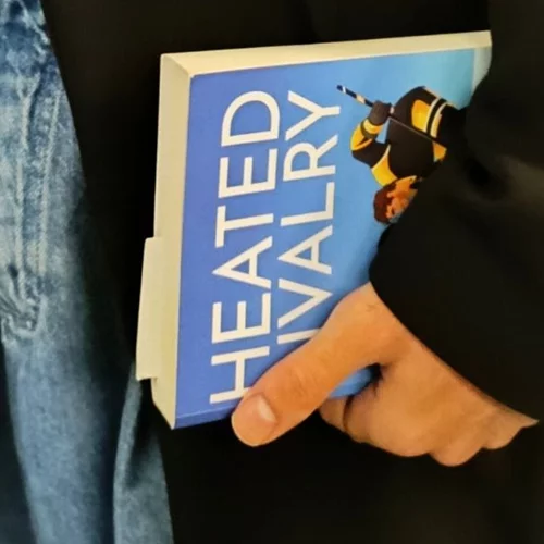 Το βιβλίο της σειράς-φαινόμενο, Heated Rivalry, μεταφράζεται στα ελληνικά