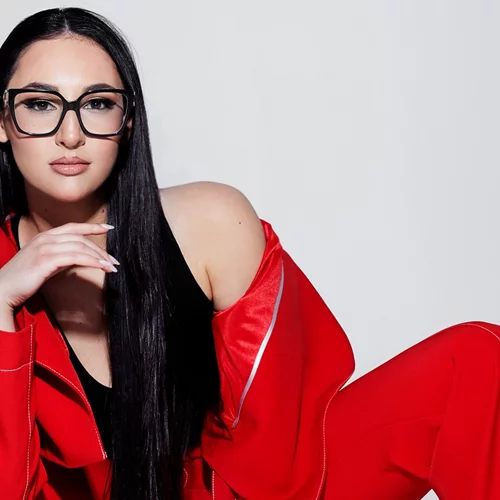 Η Κλαυδία ξεσηκώνει και το κοινό της Αθήνας