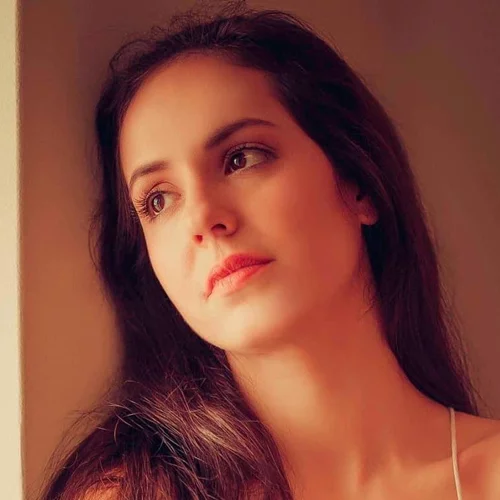 Η ανερχόμενη ηθοποιός Ισιδώρα Δωροπούλου αυτοσυστήνεται