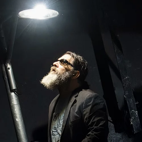 "Βάτραχοι" σε οπτικοακουστικό slapstick ντελίριο από την ομάδα Ελλήνων ακροβατών και χορευτών "κι όμΩς κινείται"