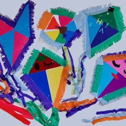 Παίζουμε "Με χρώματα, χαρτί και σπάγκο" στο αποκριάτικο εργαστήρι του Μουσείου Παιχνιδιών