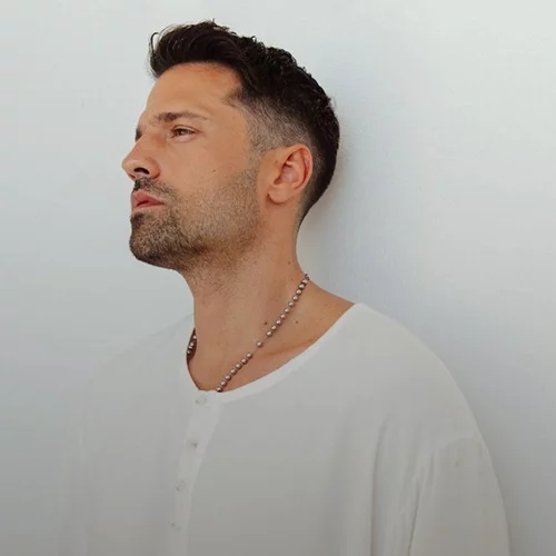 Ο Κωνσταντίνος Αργυρός και η Josephine δίνουν ρυθμό στο αθηναϊκό καλοκαίρι