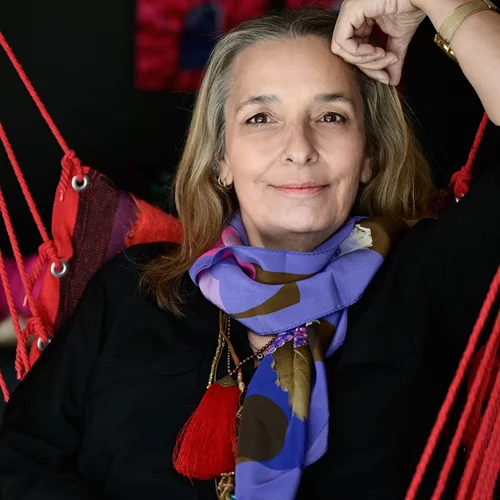 "Η τέχνη του να μην κάνεις τίποτα και η παράλληλη πεζοπορία": Φαντασία και ρεαλισμός στην έκθεση της Άννας Αμπαριώτου