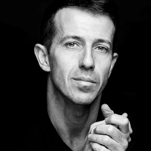 5 πράγματα που πρέπει να ξέρουμε για τον Αντώνη Φωνιαδάκη με αφορμή τη νέα του παράσταση