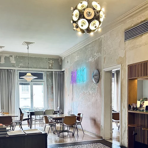 JAAM: Στο πανκ μπιστρό του Bios για smash burger με μοσχάρι Νάξου και καρμπονάρα με udon