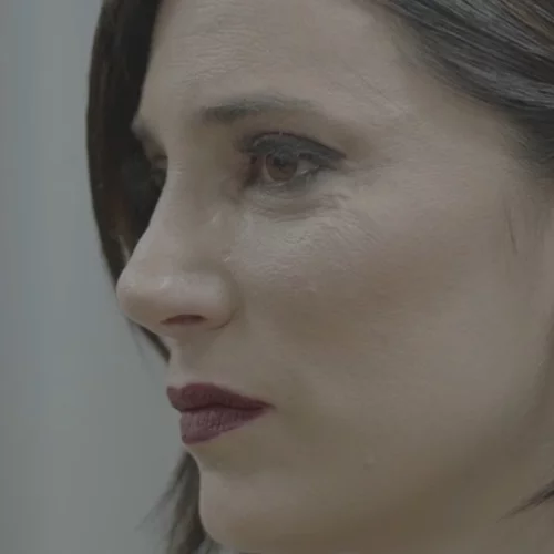 Ραφίκα Σαουίς: "Η Κλυταιμνήστρα εκφράζει όλες τις γυναίκες που έχουν κακοποιηθεί, όλες τις φωνές που δεν ακούγονται"