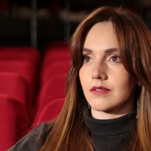 "Η πρόοδος είναι η ελευθερία επιλογών" – Η Αικατερίνη Παπαγεωργίου μιλά για θέατρο και ζωή