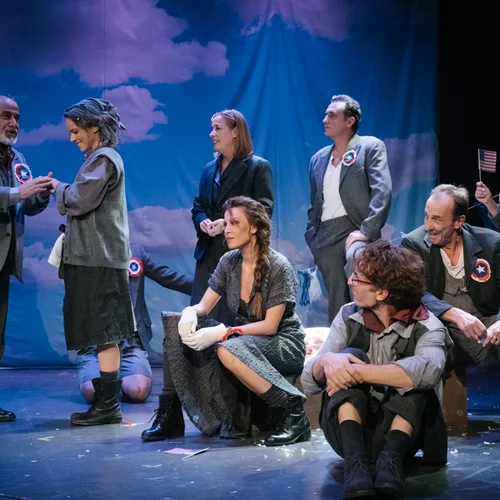 "Dogville": Η συγκλονιστική αλληγορία του Λαρς Φον Τρίερ ζωντανεύει στο σανίδι