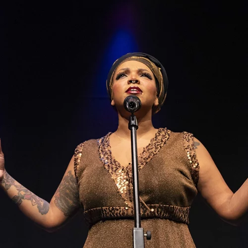 "Nina Simone – 4 οκτάβες ελευθερίας": Επιστρέφει σε νέο θέατρο η παράσταση για τη Νίνα Σιμόν