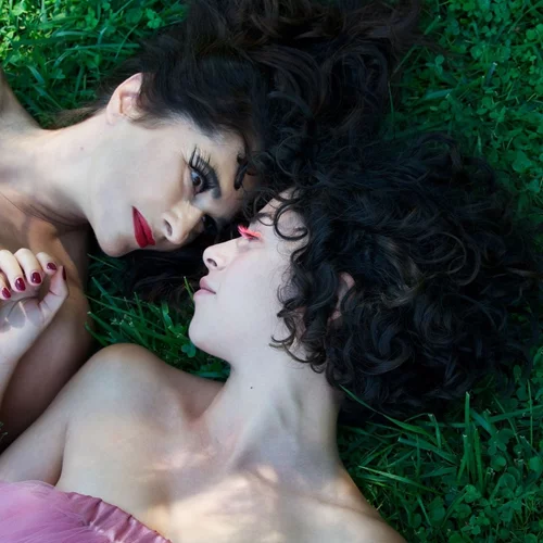 Πόσο ακατάλληλες είναι οι "Επικίνδυνες σχέσεις" που ανεβάζει η Βίκυ Βολιώτη στο Vault;