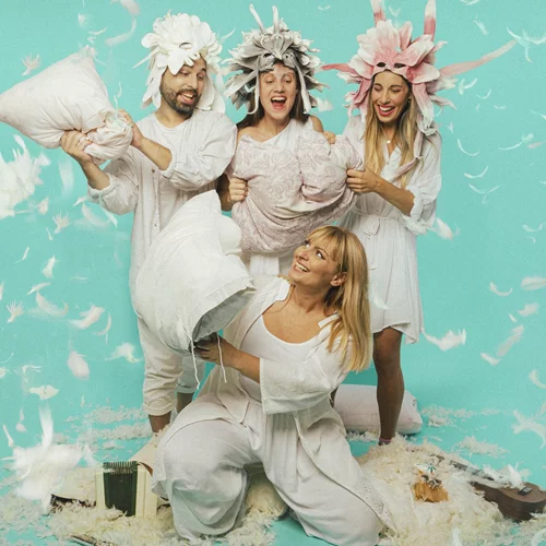 Η Ομάδα των Πέντε Εποχών παρουσιάζει την  "Πουπουλένια Πολιτεία" στο Θέατρο 104