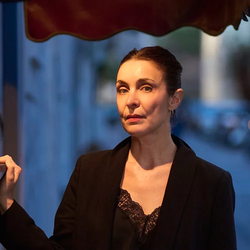 Στο θεατρικό σύμπαν της Τώνιας Ράλλη ονειρεύεσαι όσο αναπνέεις